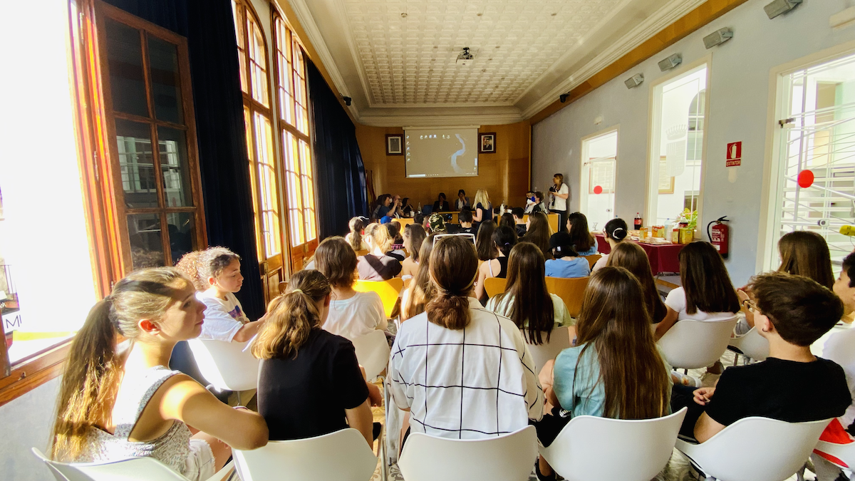 L'alcaldessa dóna la benvinguda a 19 joves d'un institut italià participants en un intercanvi amb el Vedruna 