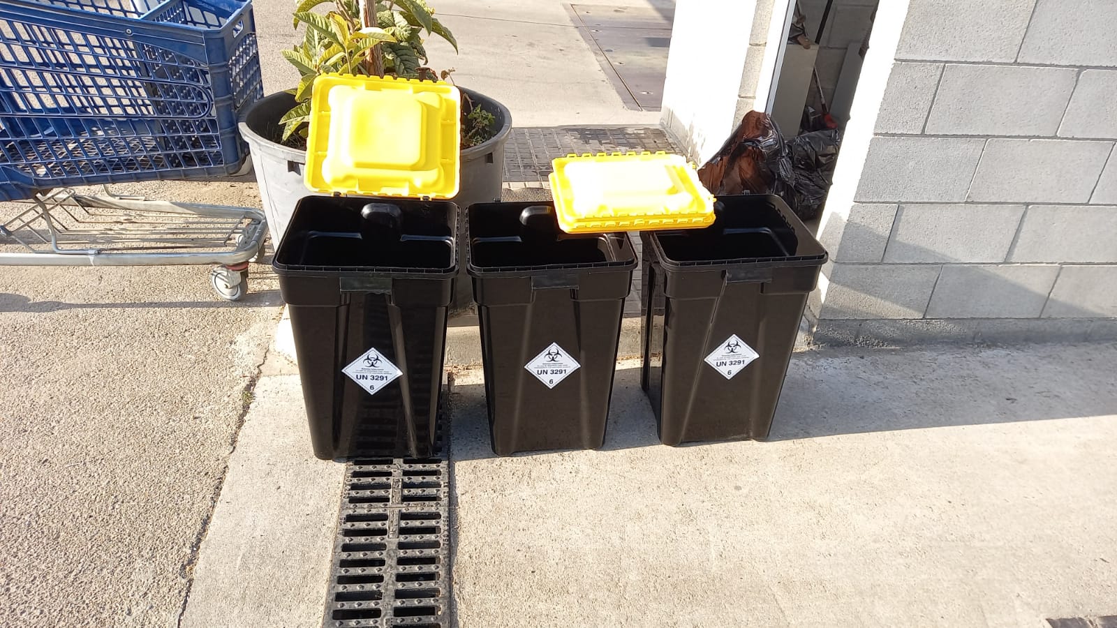 Imatge dels contenidors on es dipositen els punxants a la mancomunitat. Foto: Mancomunitat de l'Alt Maresme per a la gestió de residus sòlids urbans i del Medi Ambient.
