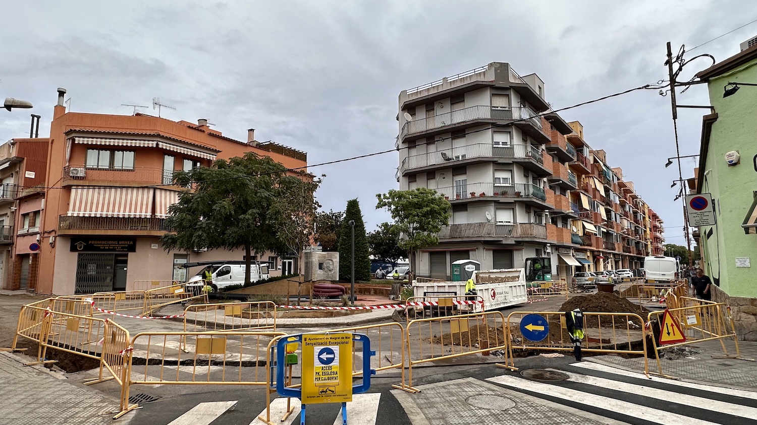 En marxa les obres per convertir la plaça Joaquim Ruyra en una rotonda