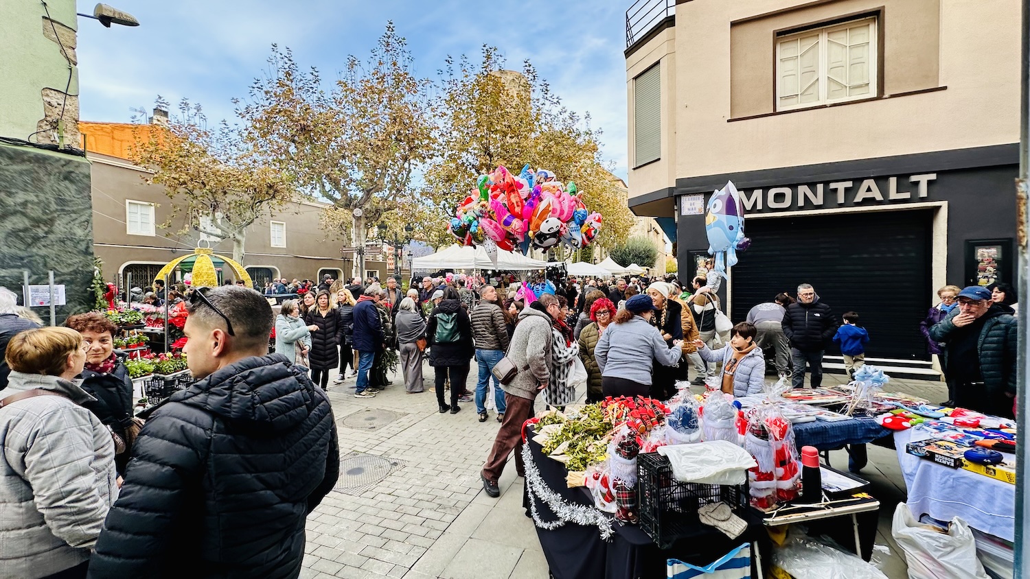 El tradicional Mercat de Sant Nicolau omple els carrers del centre 