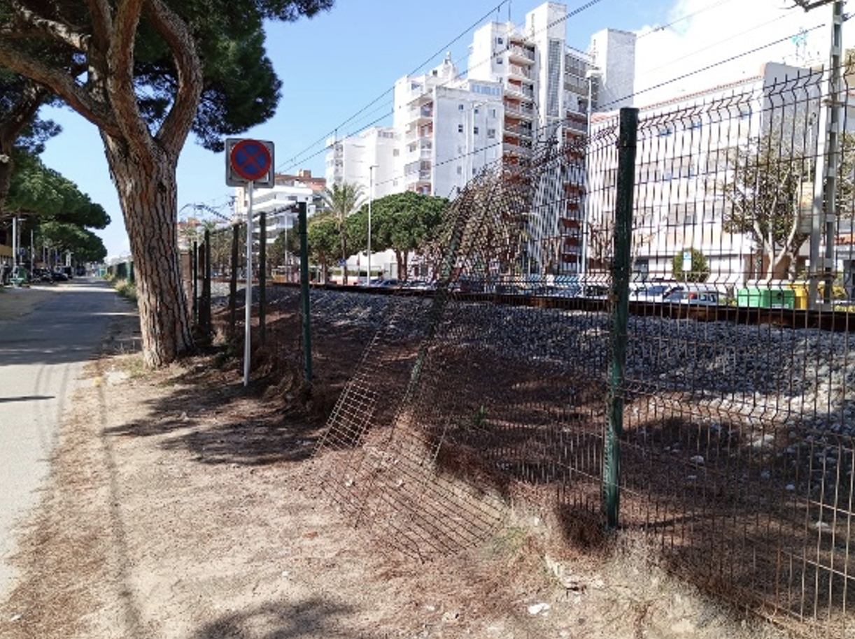 L'Ajuntament demana la renovació de la tanca de protecció de la via del tren, que està molt malmesa