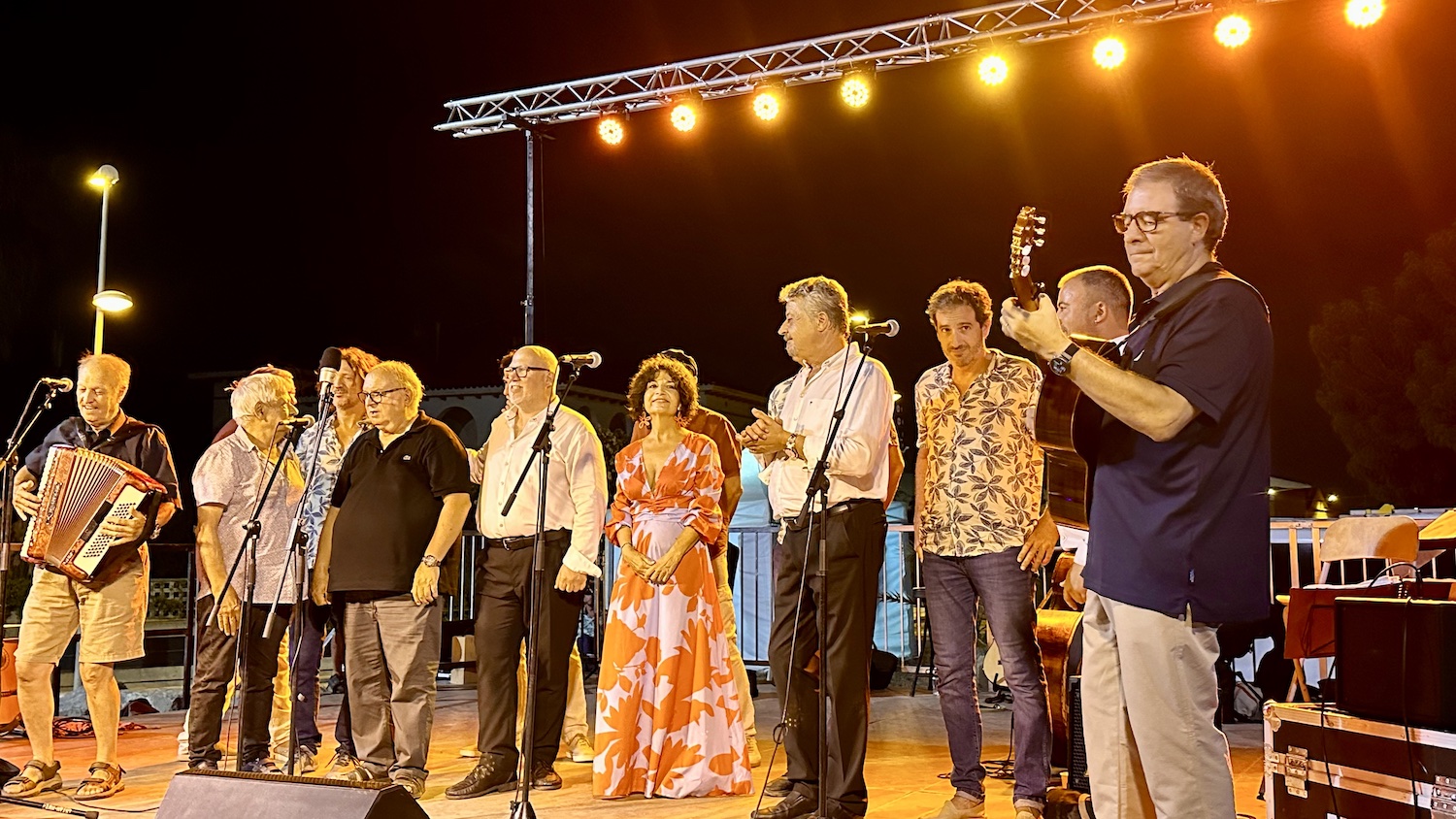 La Cantada d'Havaneres omple de gom a gom la plaça Xesco Boix