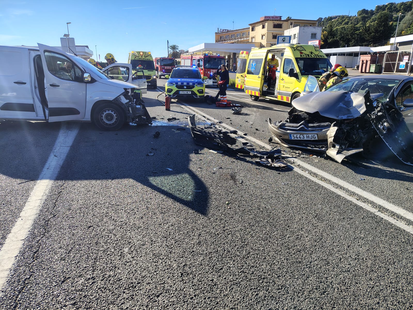 Tres ferits en un xoc frontal a la carretera N-II davant les benzineres 