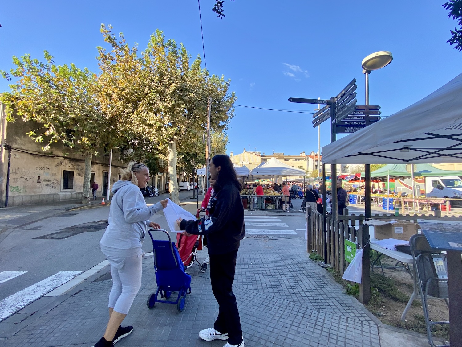 La campanya per reduir els plàstics d'un sol ús, avui dijous al mercat setmanal