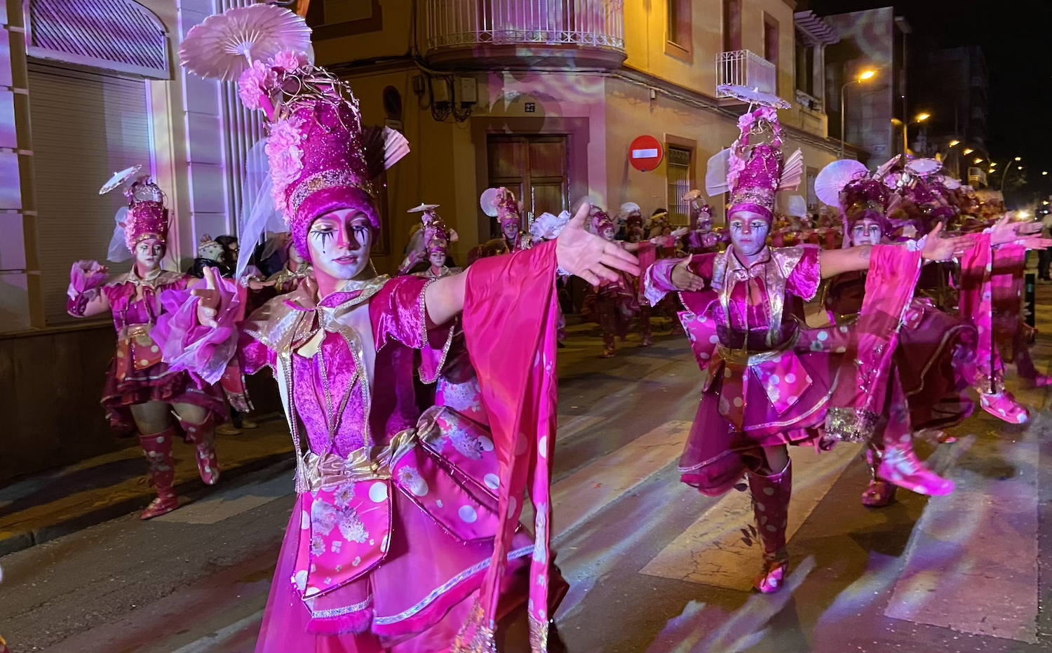 910 persones, 13 carrosses i 6 comparses, a la rua de Carnaval de demà