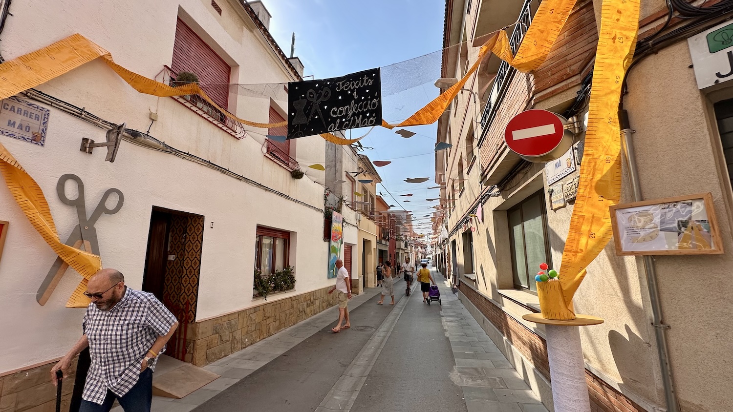 Els set carrers de l''Engalana't' d'enguany ja llueixen les seves decoracions 