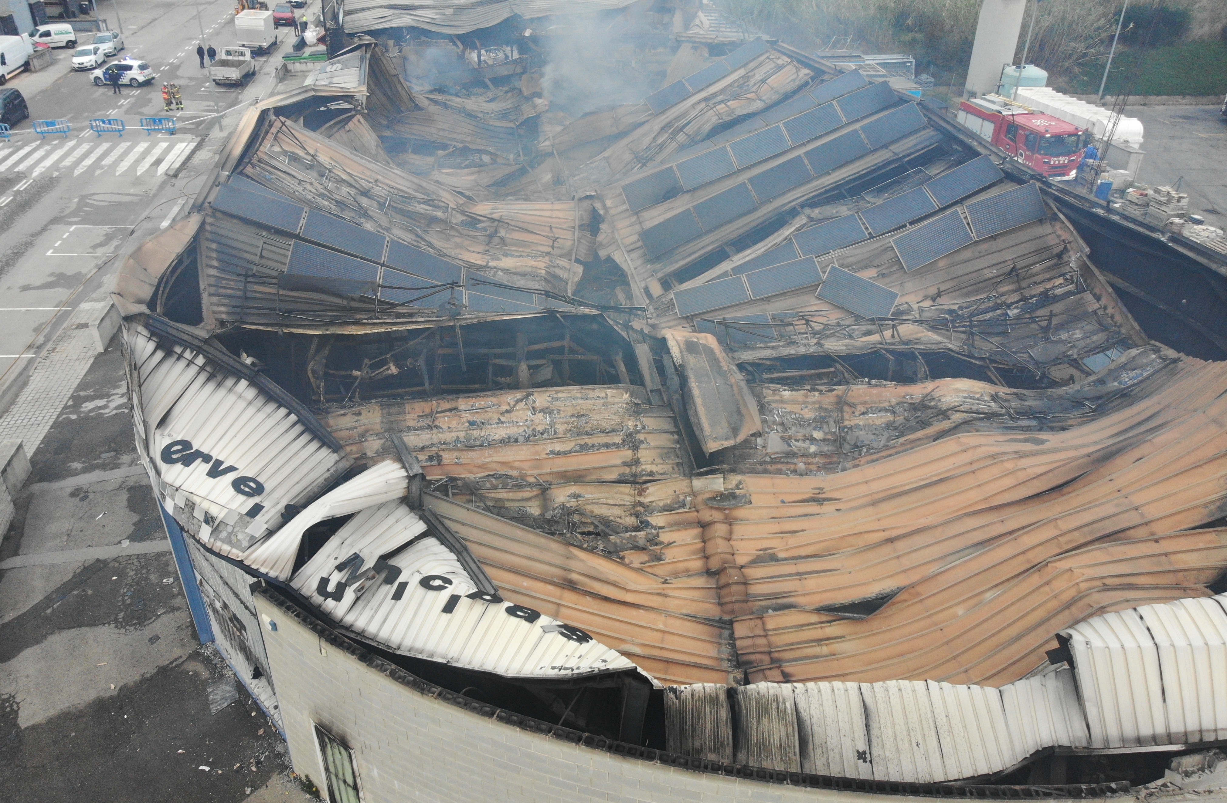 Un devastador incendi destrueix els magatzems i tota la logística dels Serveis Municipals de l'Ajuntament 