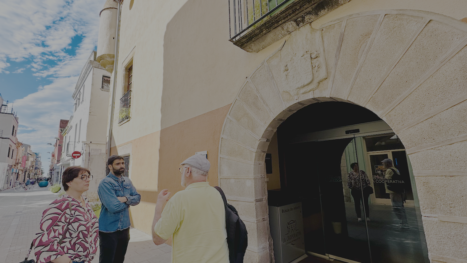 Patrimoni vol restaurar l'escut heràldic de can Desclapers, que hi ha sobre la porta de la biblioteca 