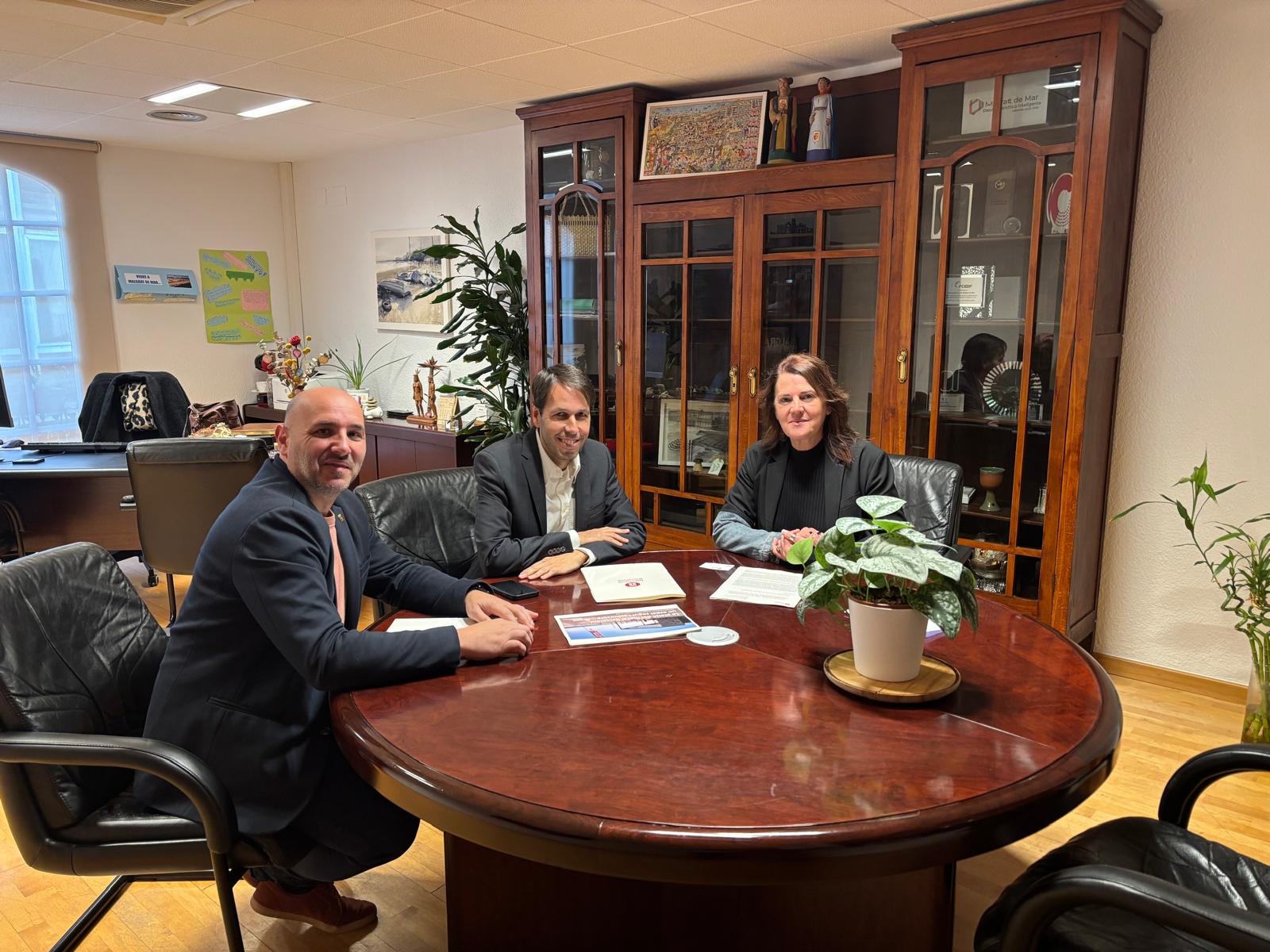 Malgrat participa en la redacció d'una ordenança conjunta de platges per a municipis costaners