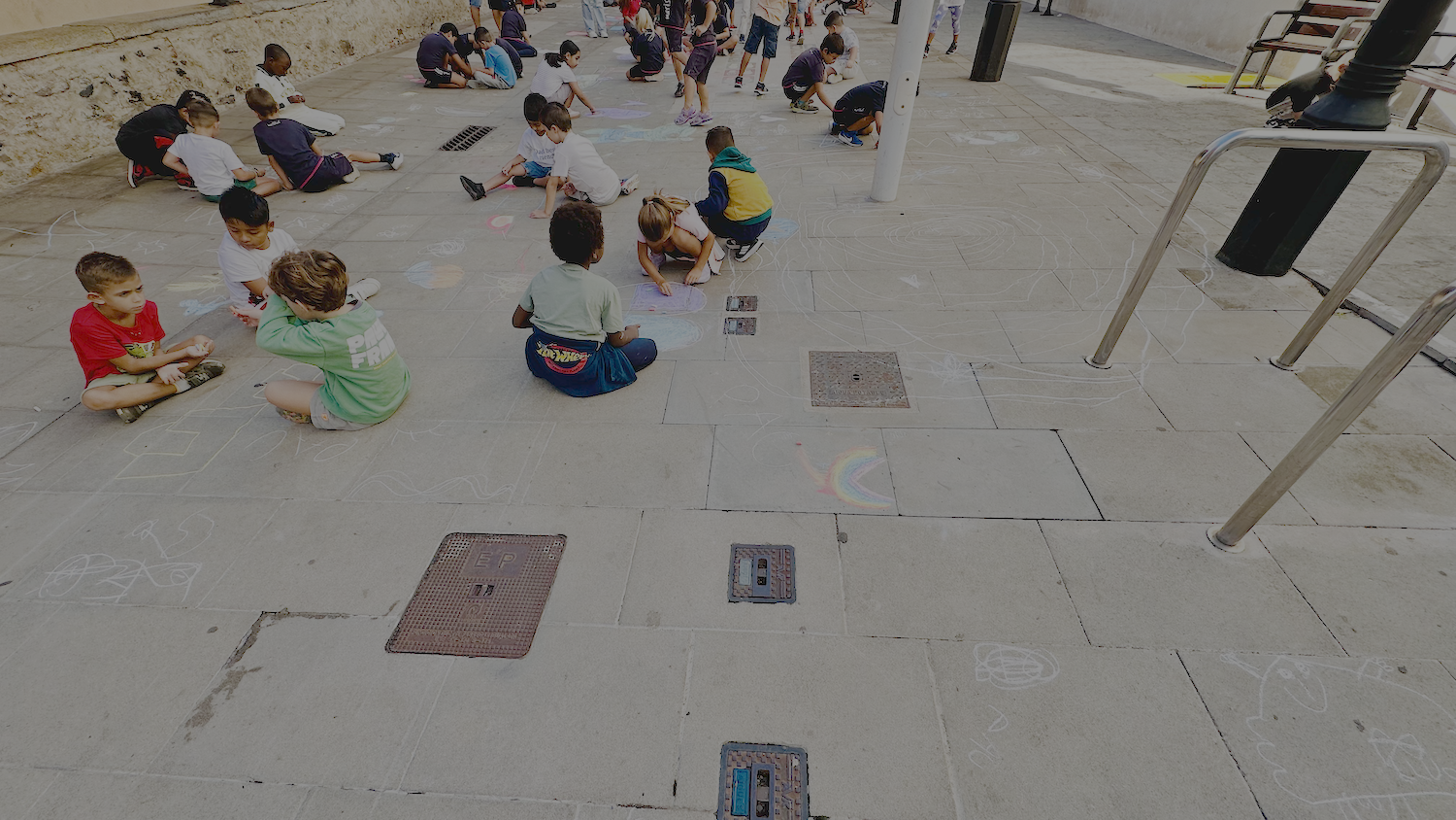 955 alumnes pinten el carrer per reivindicar el Dia Sense Cotxes