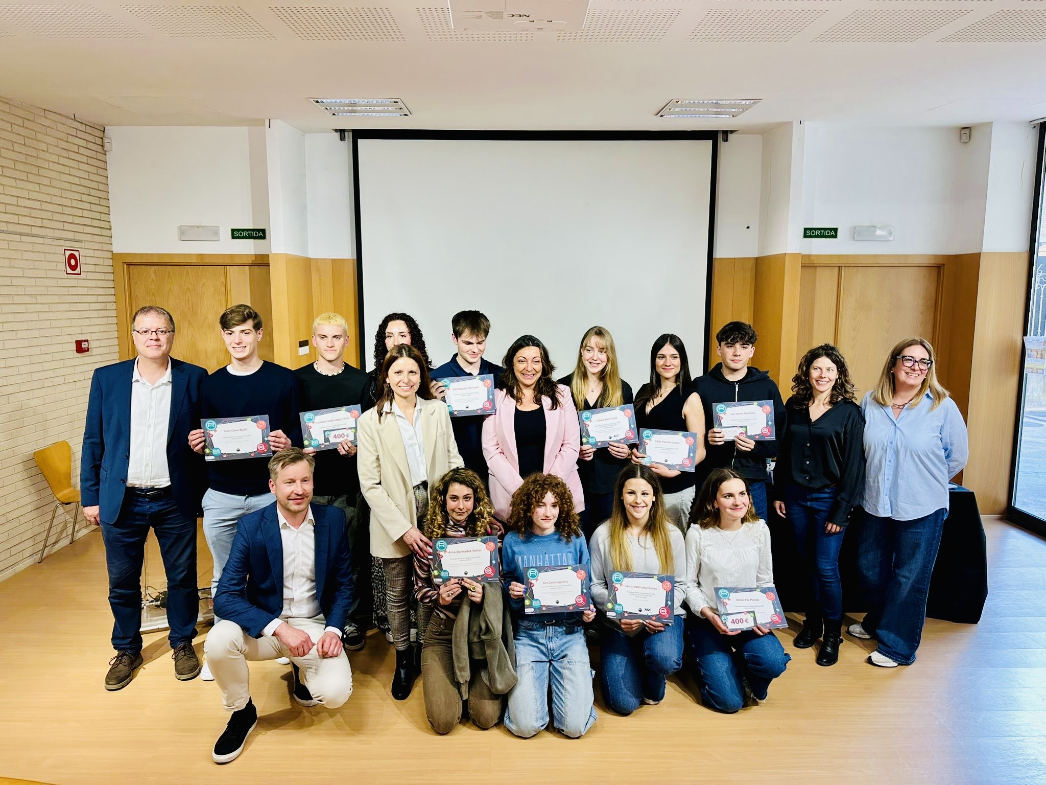 La multinacional AGC premia el millor treball de recerca en ciència i tecnologia de Batxillerat