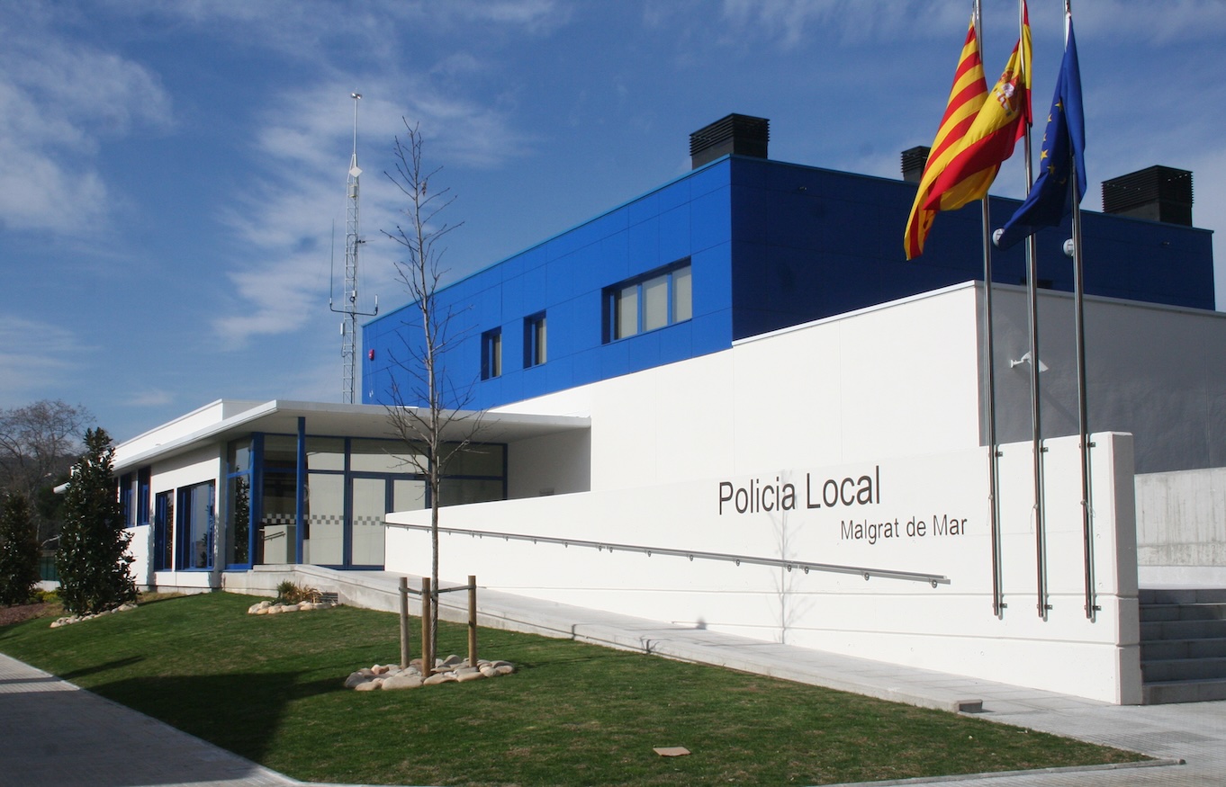 Detenen un home per robatori amb violència a una dona que anava en cotxe i agredir un agent