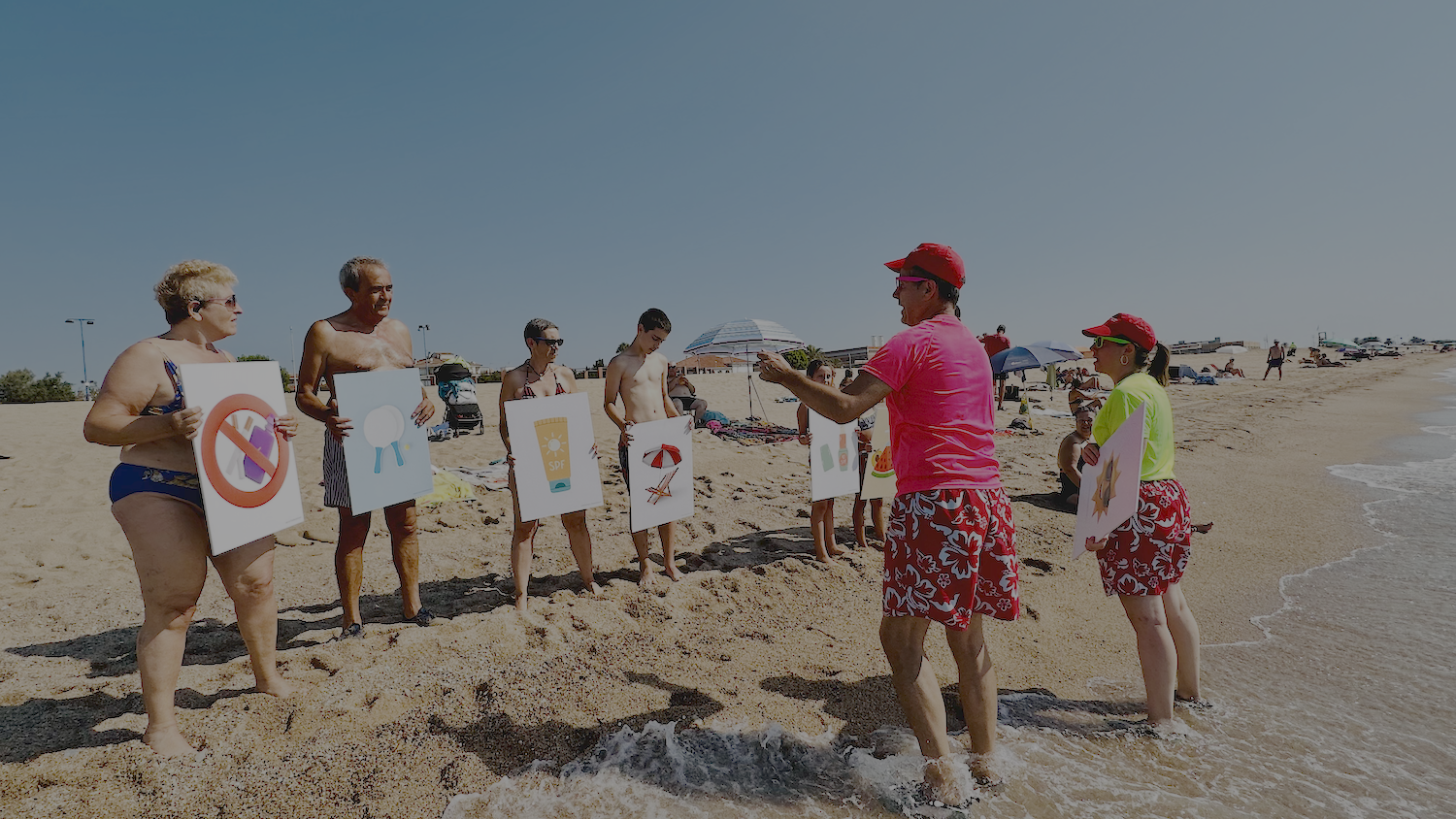 Activitat teatralitzada a la Platja de Malgrat Centre per donar consells de salut als banyistes